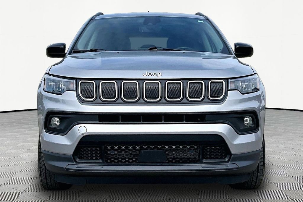 Used 2022 Jeep Compass Latitude w/ Convenience Group AWD/4WD image 3