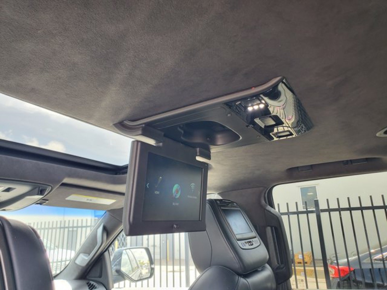 Used 2018 Cadillac Escalade Platinum RWD image 32