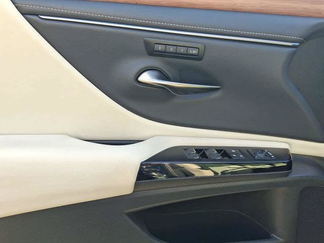 Used 2025 Lexus ES 350 w/ Premium Package FWD image 16