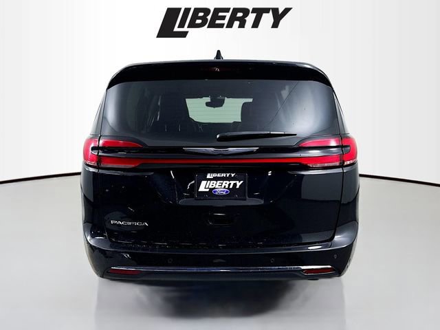Used 2023 Chrysler Pacifica Touring-L image 4