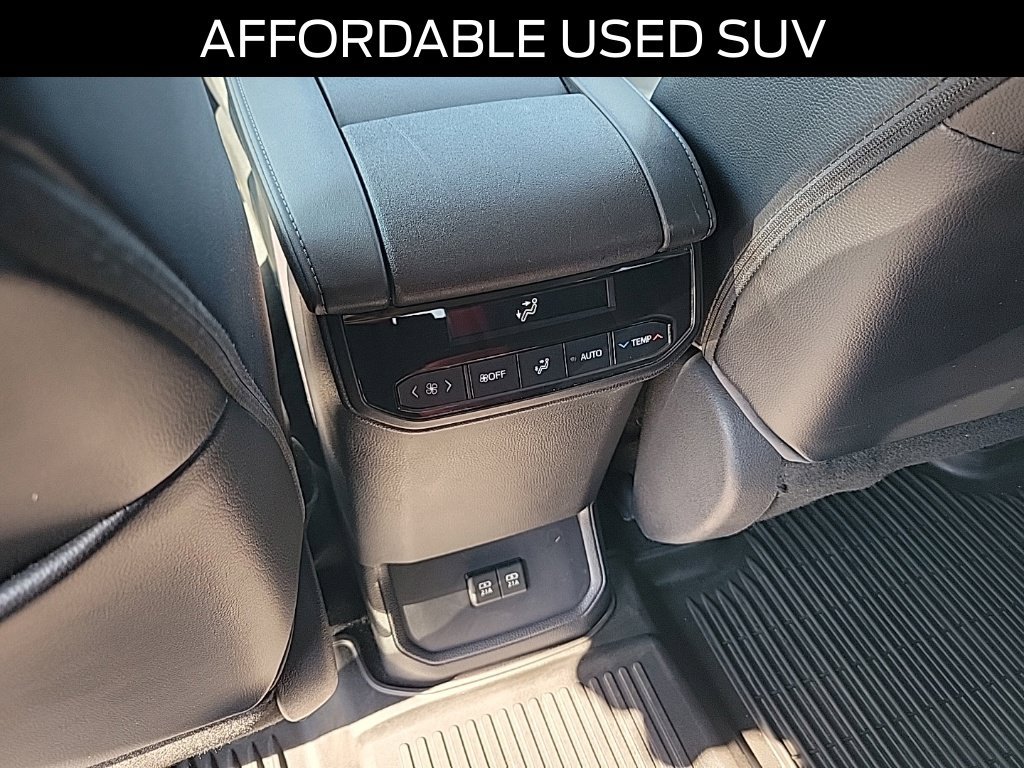 Used 2021 Toyota Highlander XLE AWD/4WD image 11
