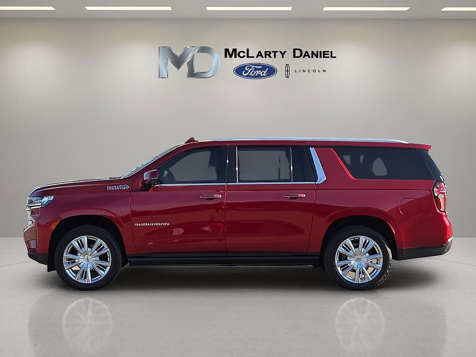 Used 2022 Chevrolet Suburban High Country AWD/4WD image 3