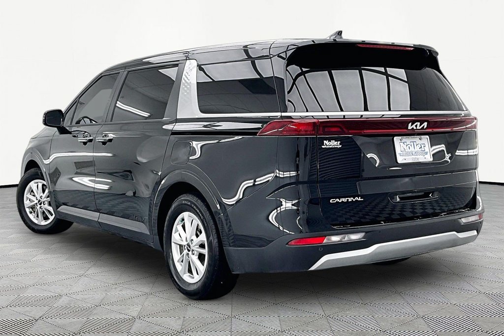 Used 2023 Kia Carnival LX FWD image 13