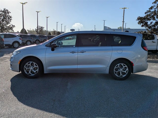 Used 2024 Chrysler Pacifica Limited image 2
