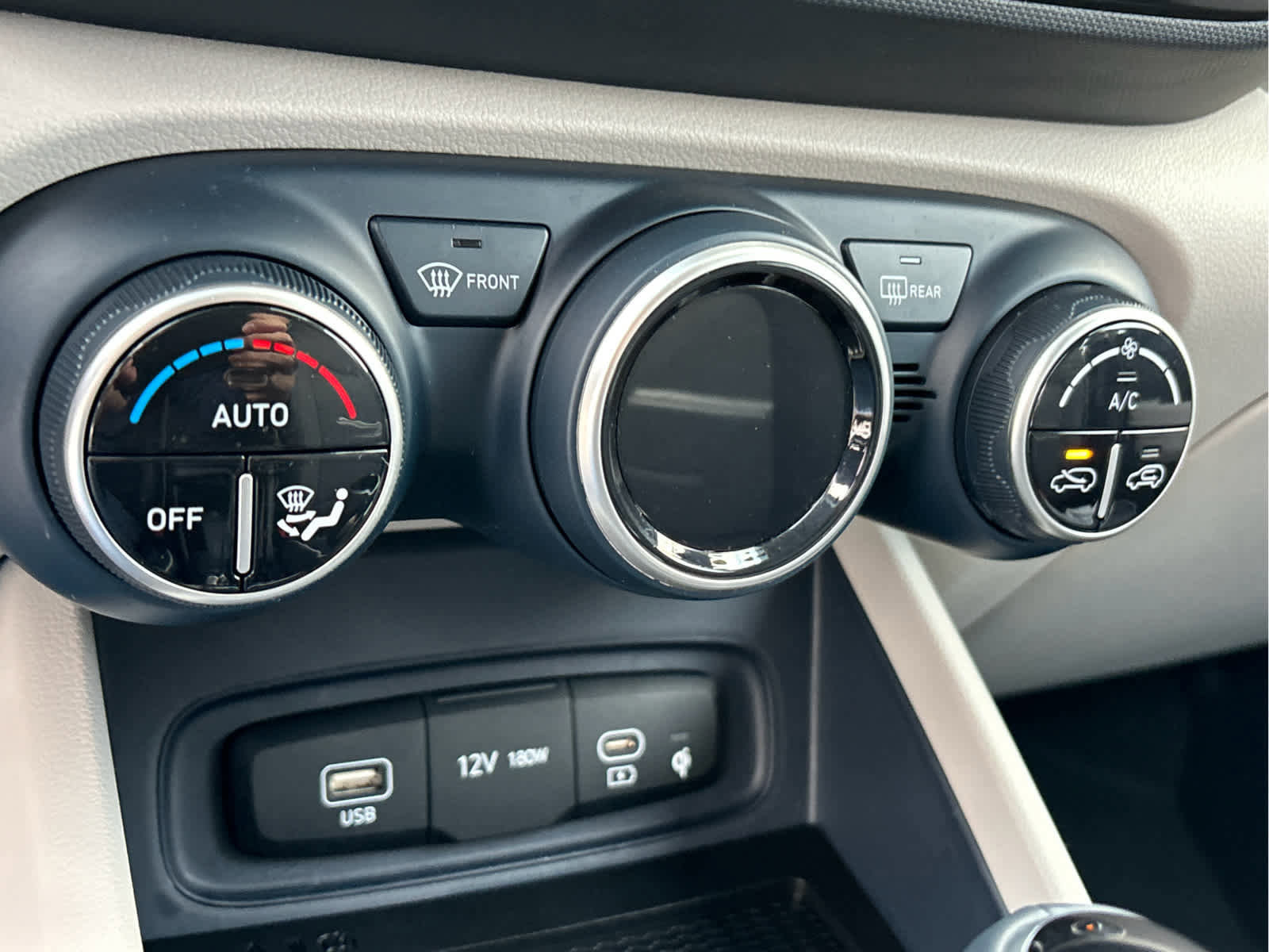 Used 2023 Hyundai Venue Limited image 19