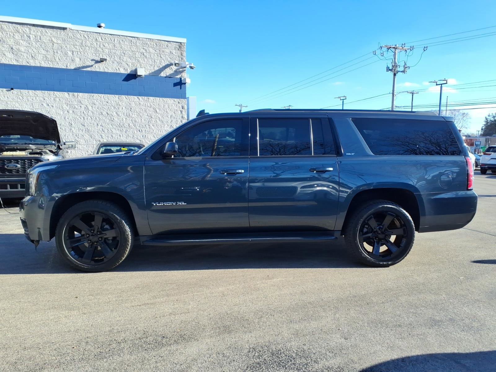 Used 2019 GMC Yukon XL SLT w/ Graphite Performance Edition image 2