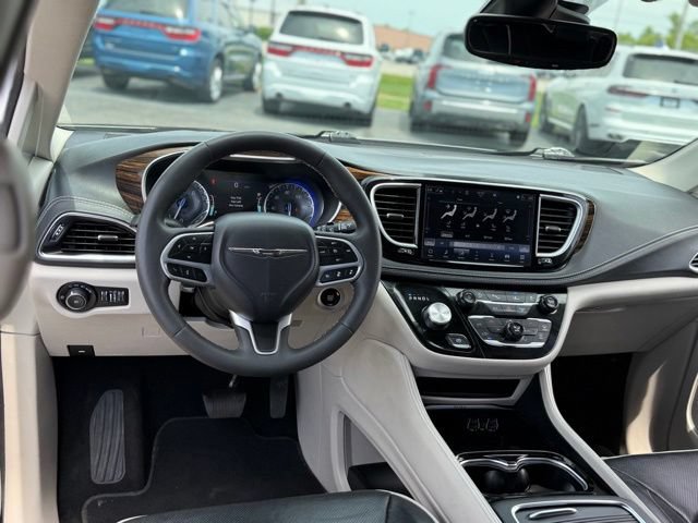 Used 2023 Chrysler Pacifica Limited FWD image 7