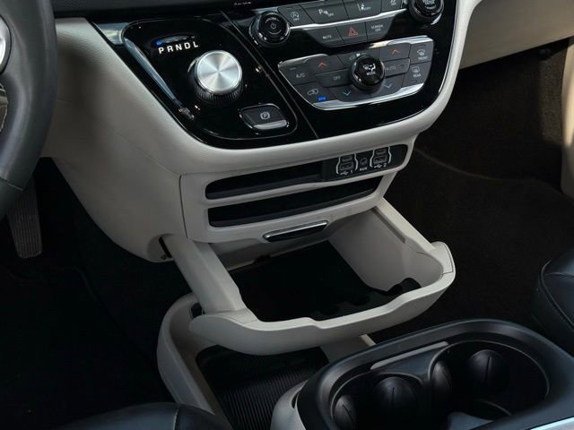 Used 2023 Chrysler Pacifica Touring-L image 38