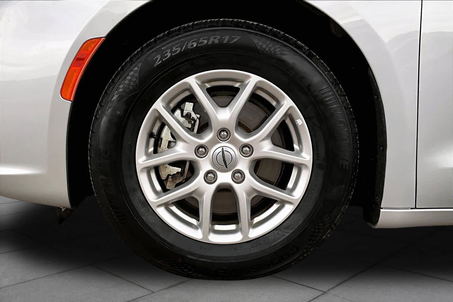 Used 2024 Chrysler Pacifica Touring-L FWD image 11