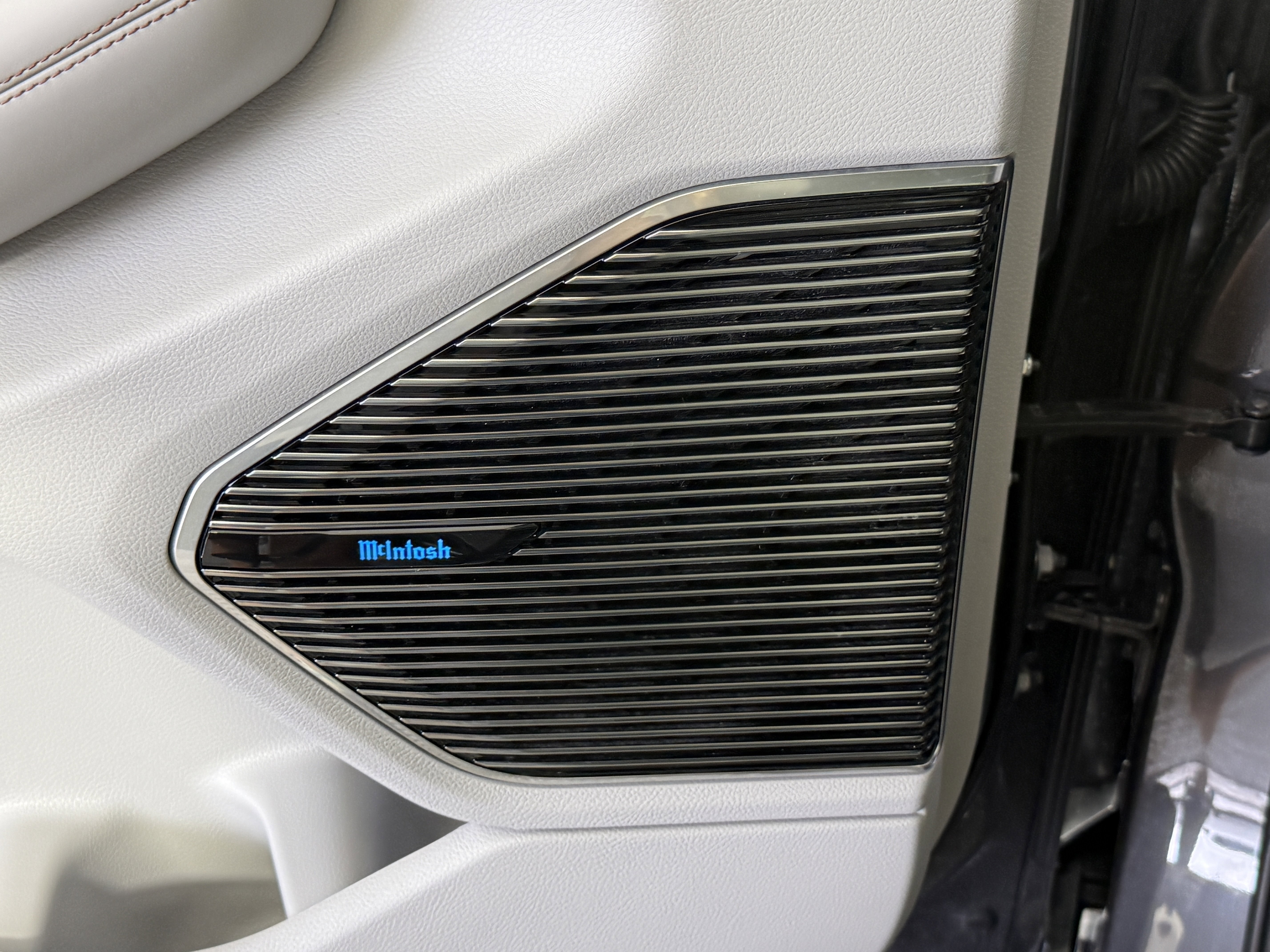 Used 2022 Jeep Grand Cherokee Overland w/ Adv Protech Group III image 16