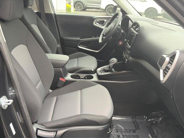 Used 2025 Kia Soul LX w/ LX Technology Package FWD image 21