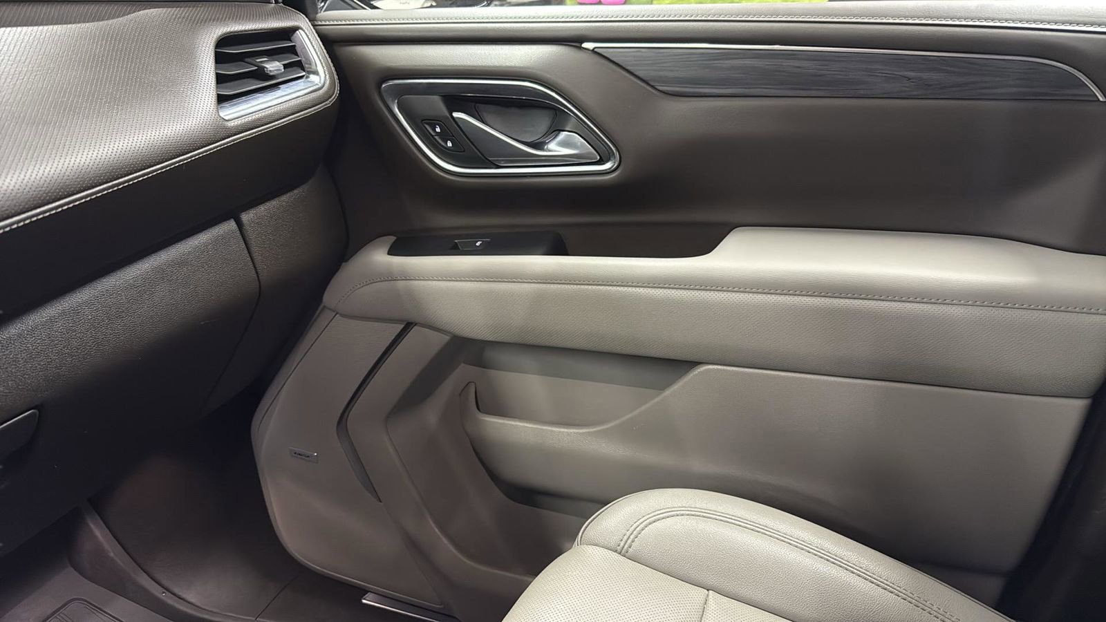 Used 2023 GMC Yukon XL SLT image 24