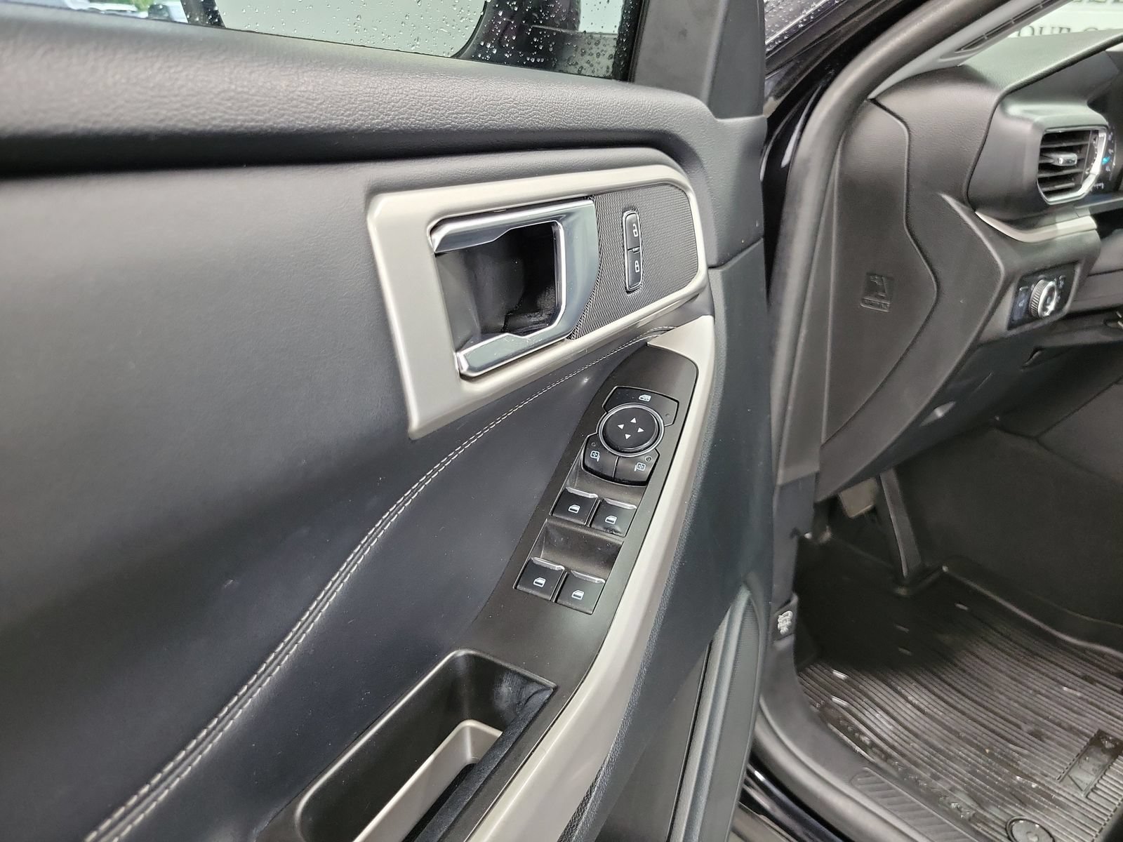 Certified 2024 Ford Explorer XLT w/ Equipment Group 202A AWD/4WD image 9