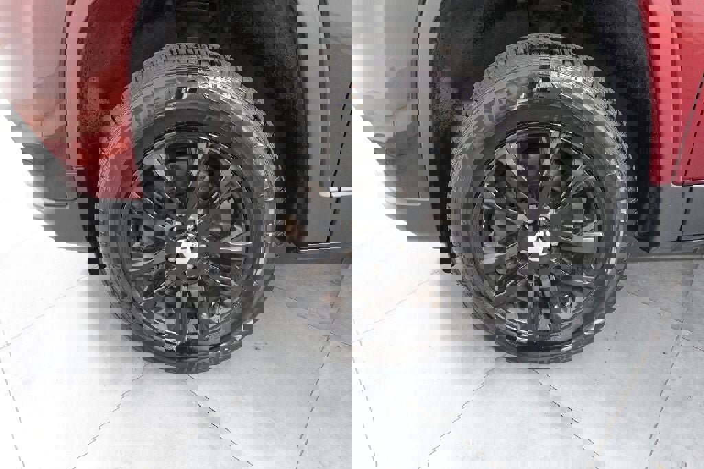 Used 2019 Jeep Cherokee Latitude Plus w/ Cold Weather Group image 28