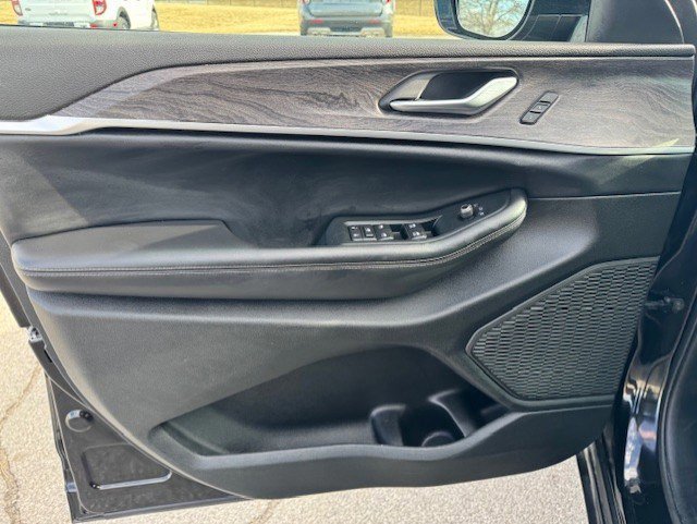 Used 2024 Jeep Grand Cherokee L Limited w/ Luxury Tech Group II image 11