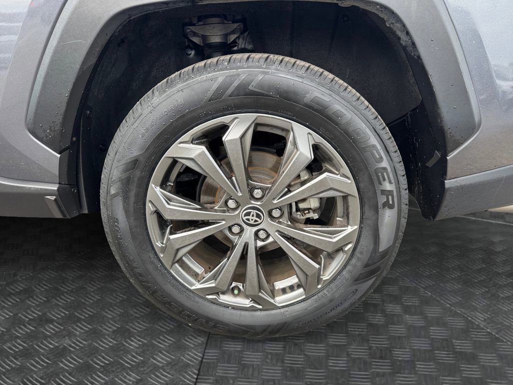 Used 2022 Toyota RAV4 XLE Premium AWD/4WD image 18