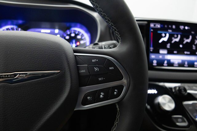 Used 2025 Chrysler Pacifica Select FWD image 38