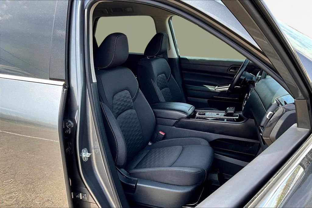 Used 2024 Nissan Pathfinder SV image 9