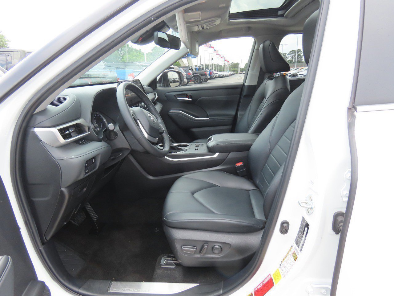 Used 2024 Toyota Highlander XLE FWD image 25