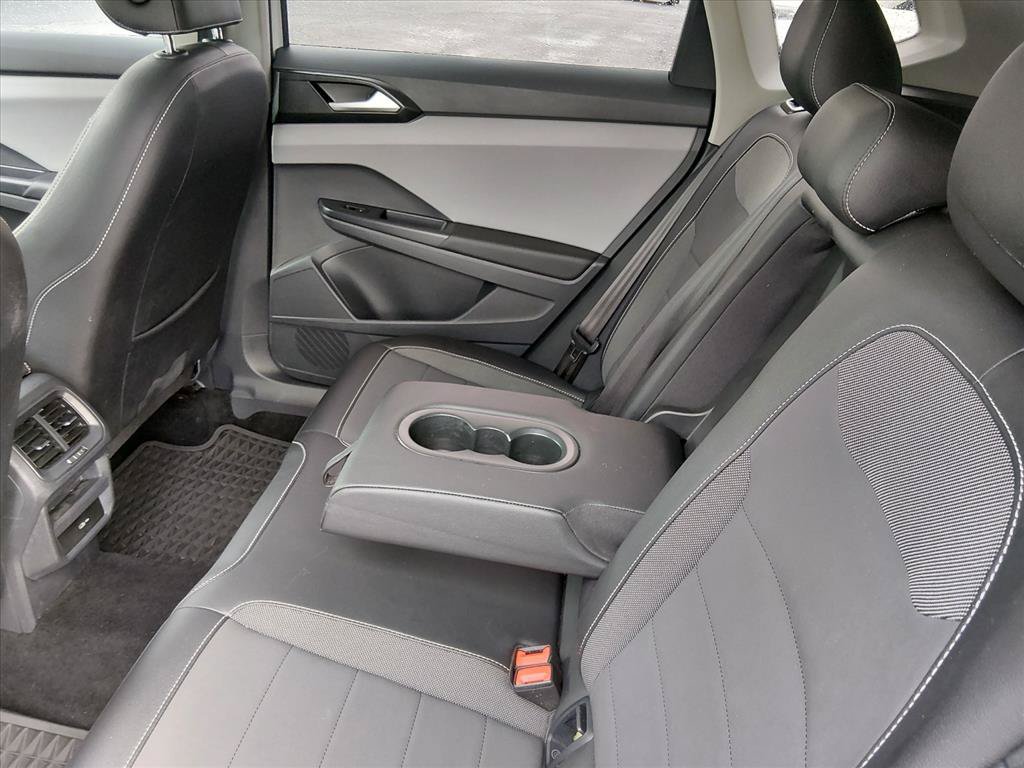 Used 2023 Volkswagen Taos SE w/ Panoramic Sunroof Package FWD image 16