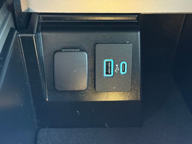 Certified 2022 Ford Explorer XLT w/ Equipment Group 202A image 13