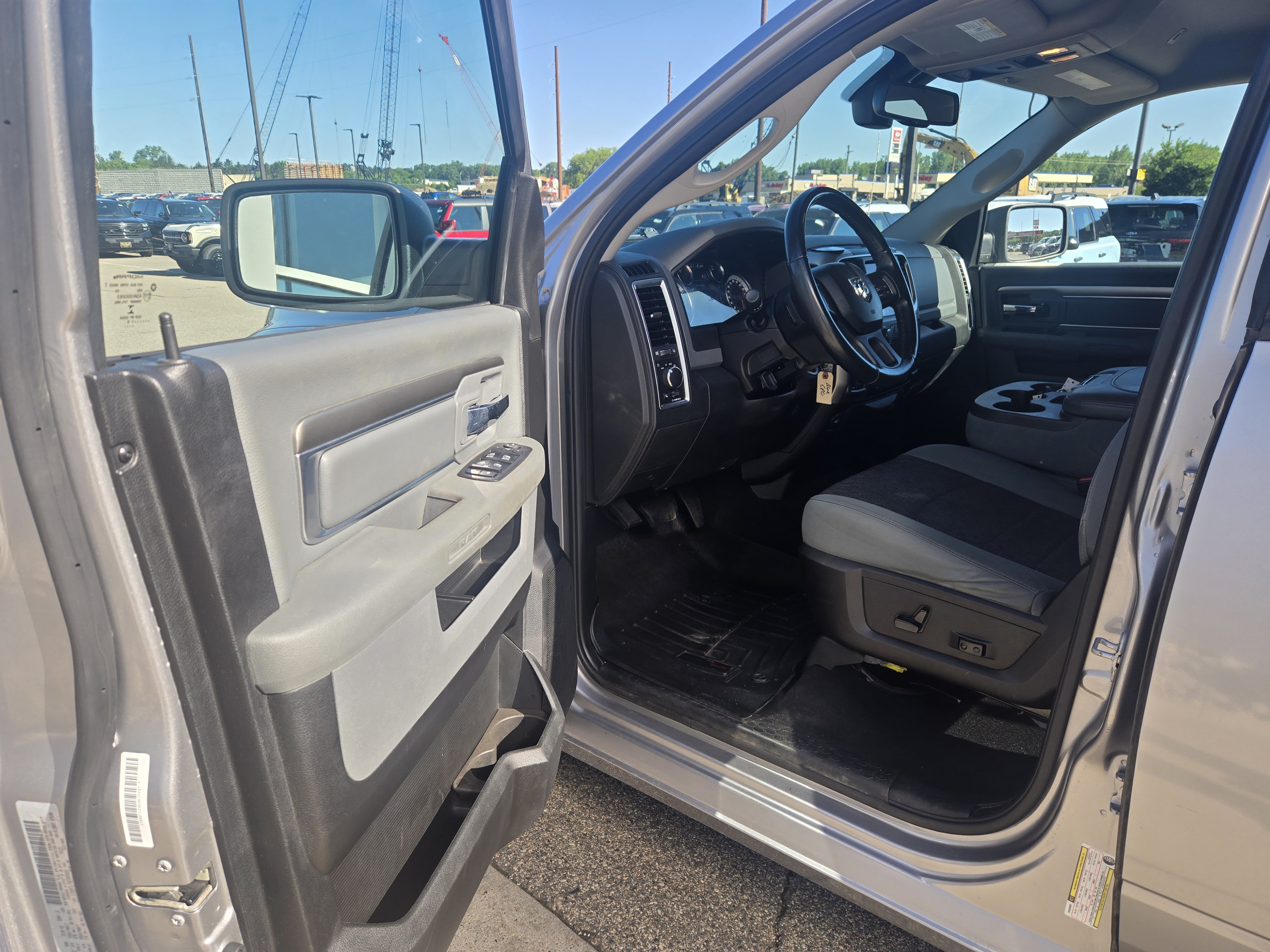 Used 2019 RAM 1500 Classic SLT w/ Luxury Group AWD/4WD image 11