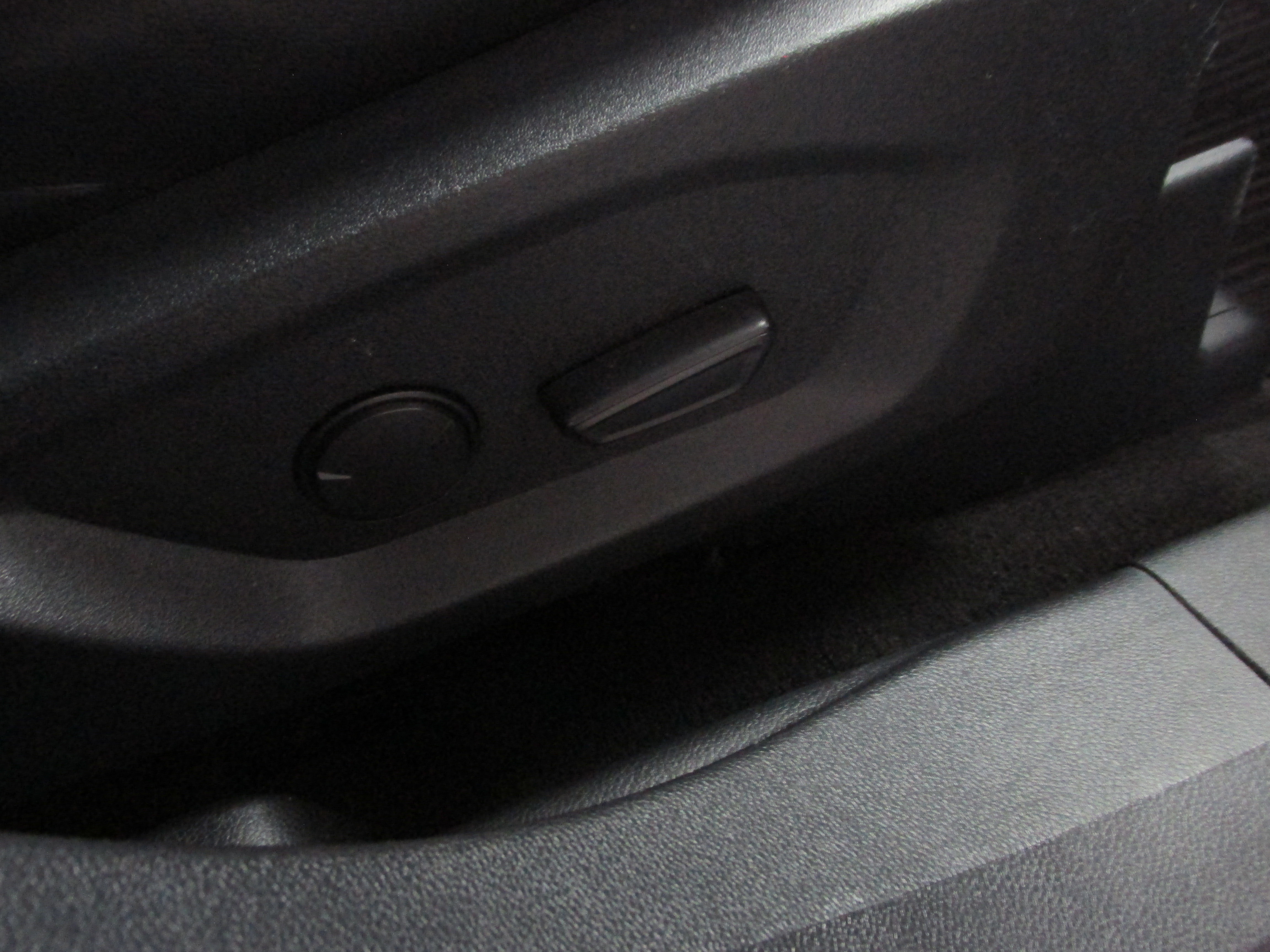 Certified 2019 Ford Explorer XLT w/ Equipment Group 202A image 32