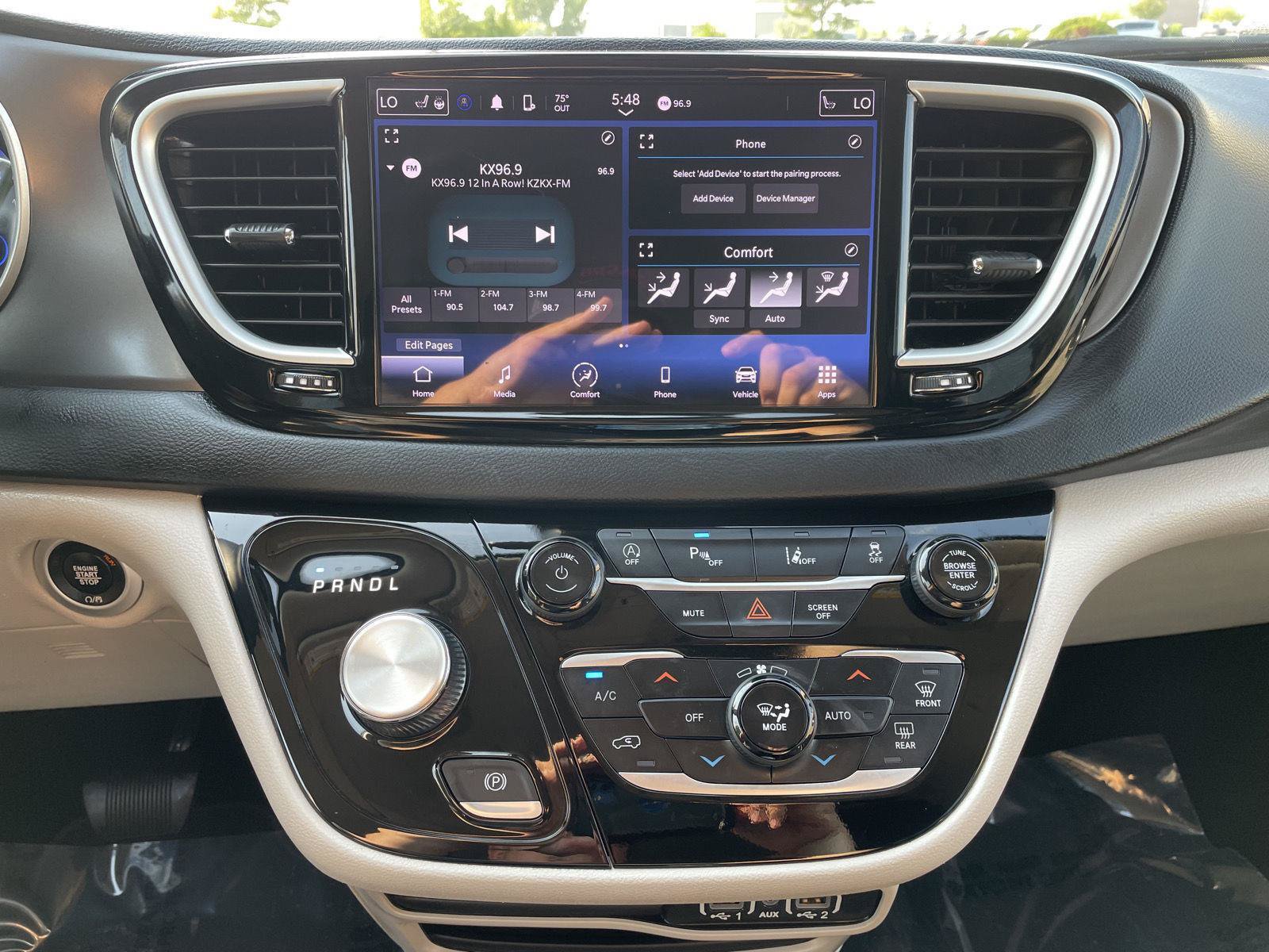 Used 2023 Chrysler Pacifica Touring-L FWD image 23