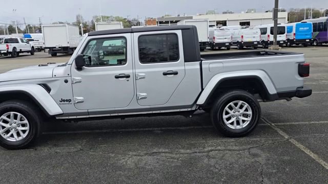 Used 2023 Jeep Gladiator Sport image 3