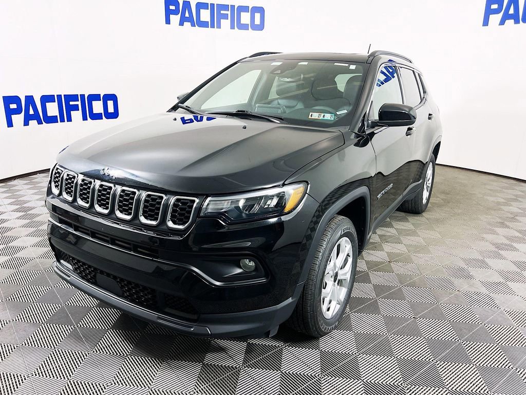 Used 2025 Jeep Compass Latitude w/ Sun & Sound Group AWD/4WD image 4