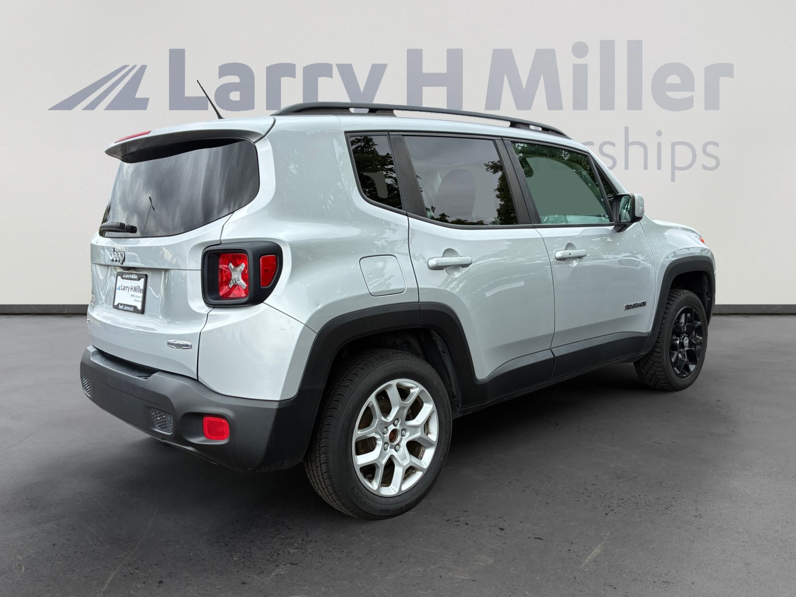 Used 2017 Jeep Renegade Latitude w/ Cold Weather Group AWD/4WD image 5