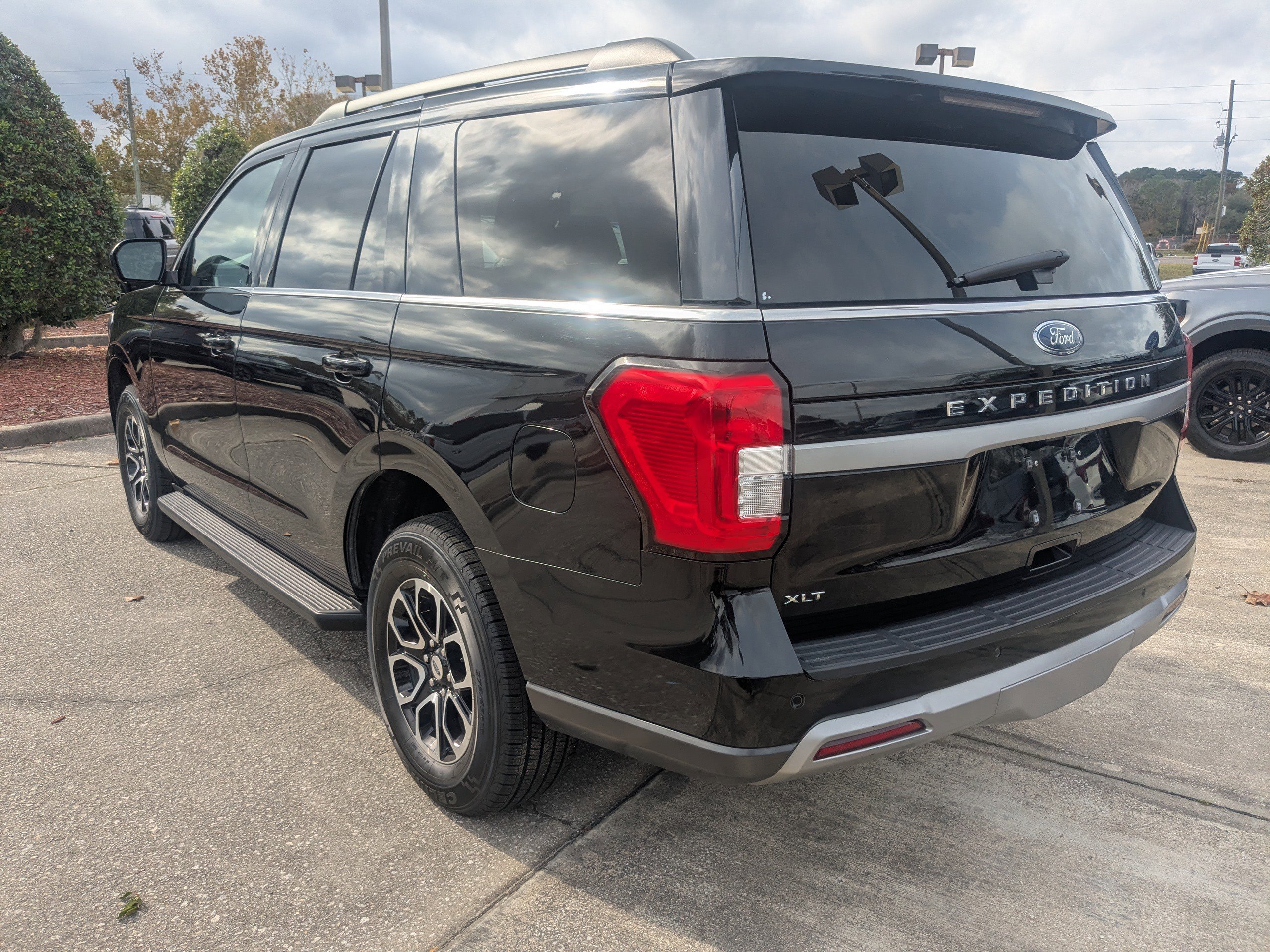 Certified 2024 Ford Expedition XLT image 6