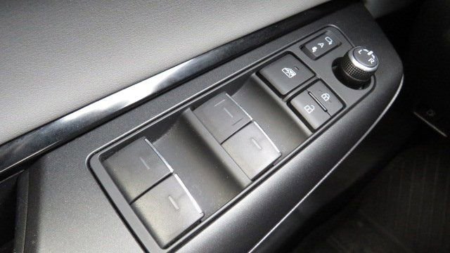 Used 2022 Toyota Venza LE image 24