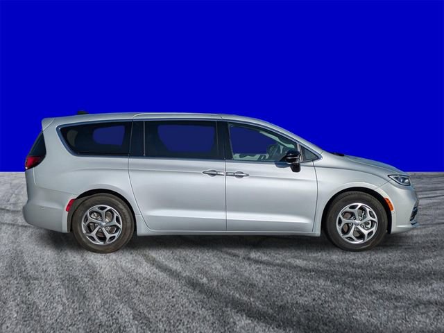 Used 2024 Chrysler Pacifica Limited FWD image 3