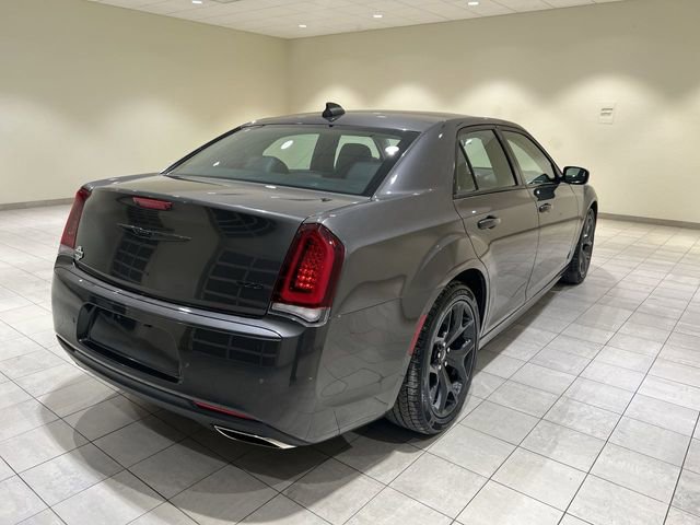 Used 2022 Chrysler 300 Touring L image 4