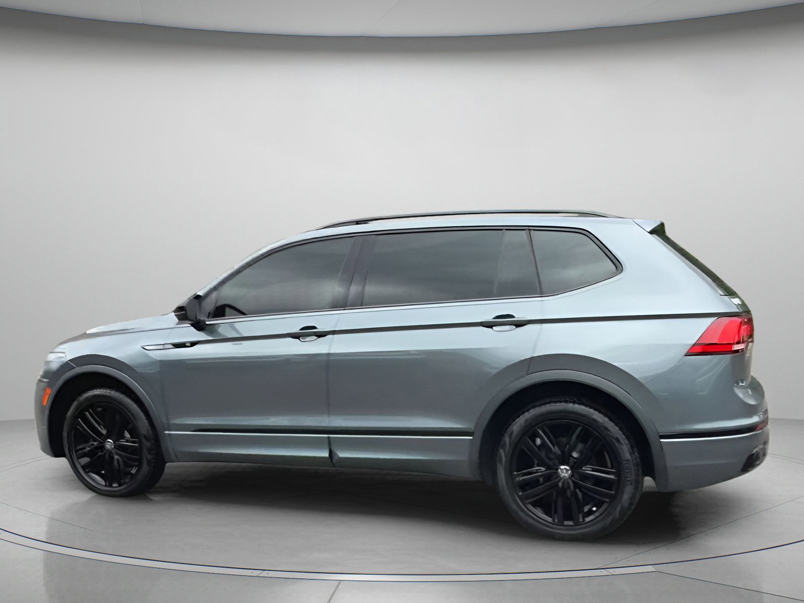 Used 2022 Volkswagen Tiguan SE R-Line image 11