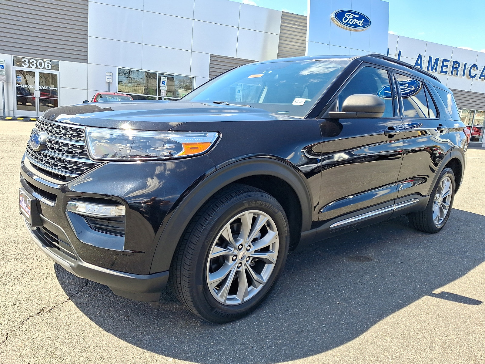 Certified 2022 Ford Explorer XLT w/ Equipment Group 202A AWD/4WD image 5
