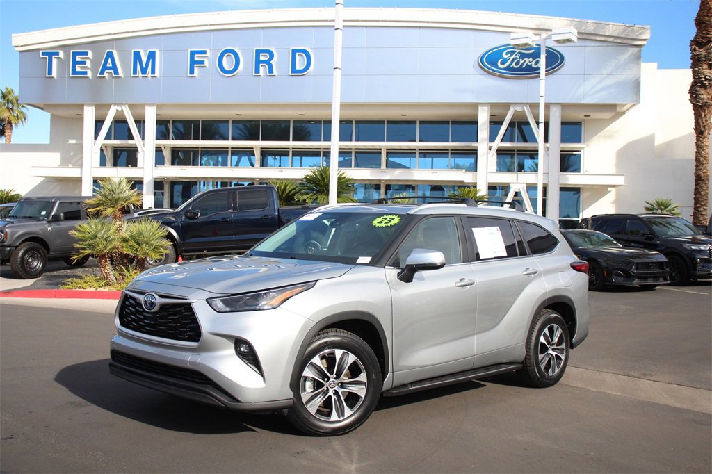 Used 2023 Toyota Highlander XLE image 2