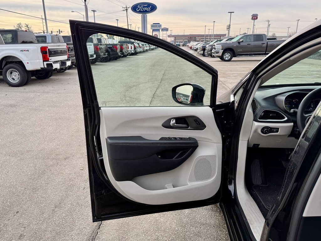 Used 2024 Chrysler Pacifica Select image 13