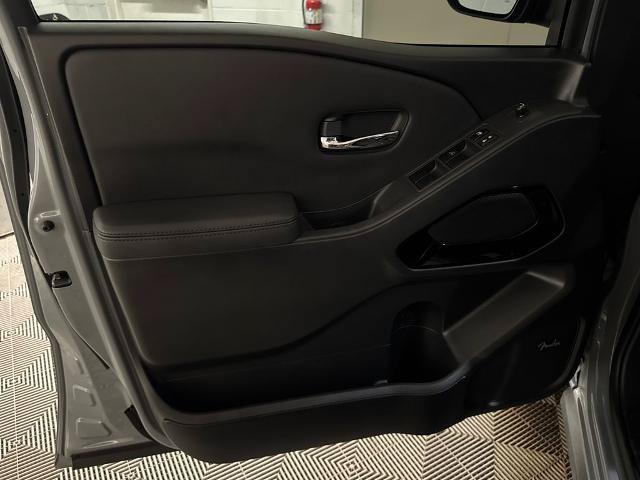 Used 2022 Nissan Frontier PRO-4X w/ Pro-4X Premium Package AWD/4WD image 9