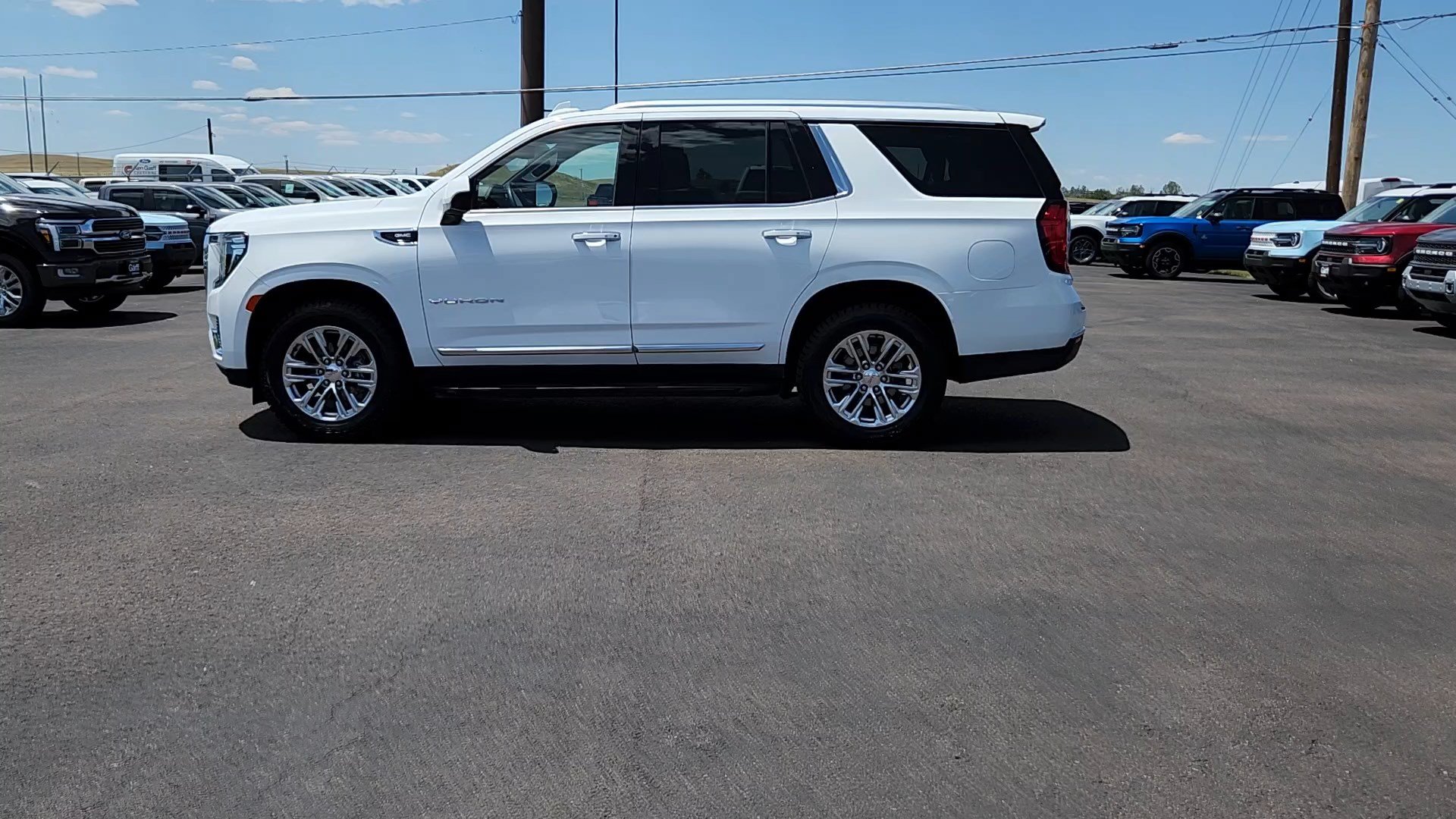 Used 2024 GMC Yukon SLT AWD/4WD image 2