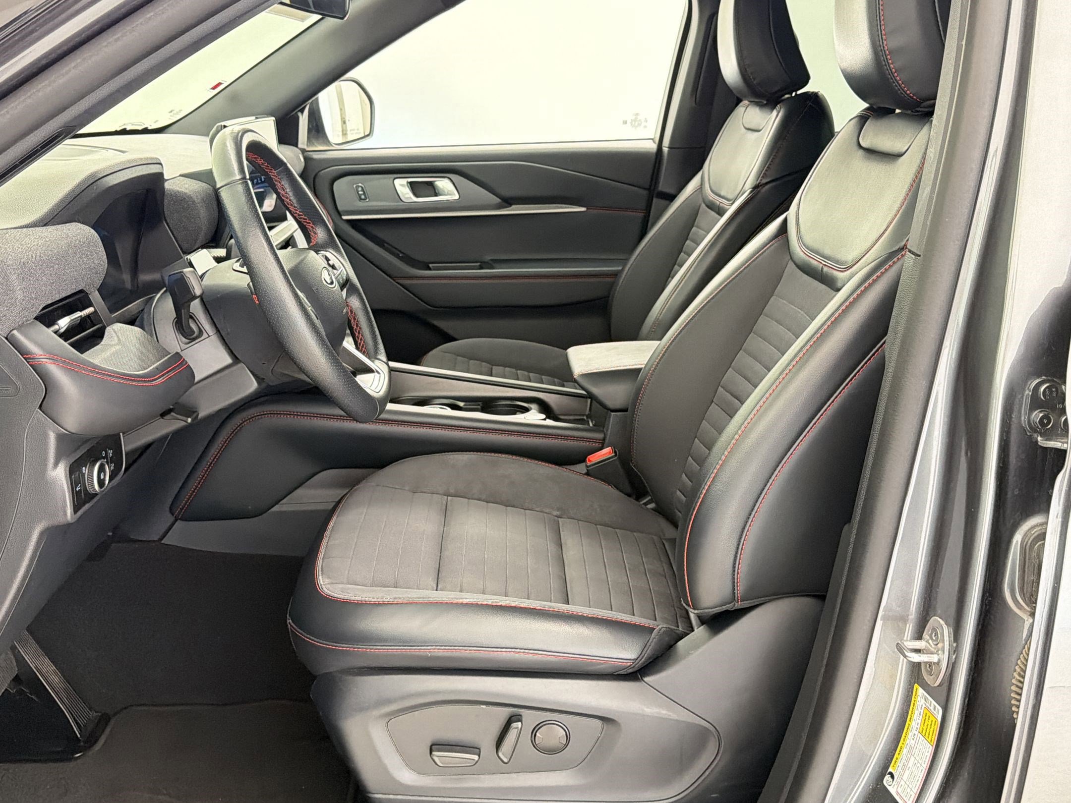 Certified 2025 Ford Explorer ST-Line w/ ST-Line Street Pack image 10