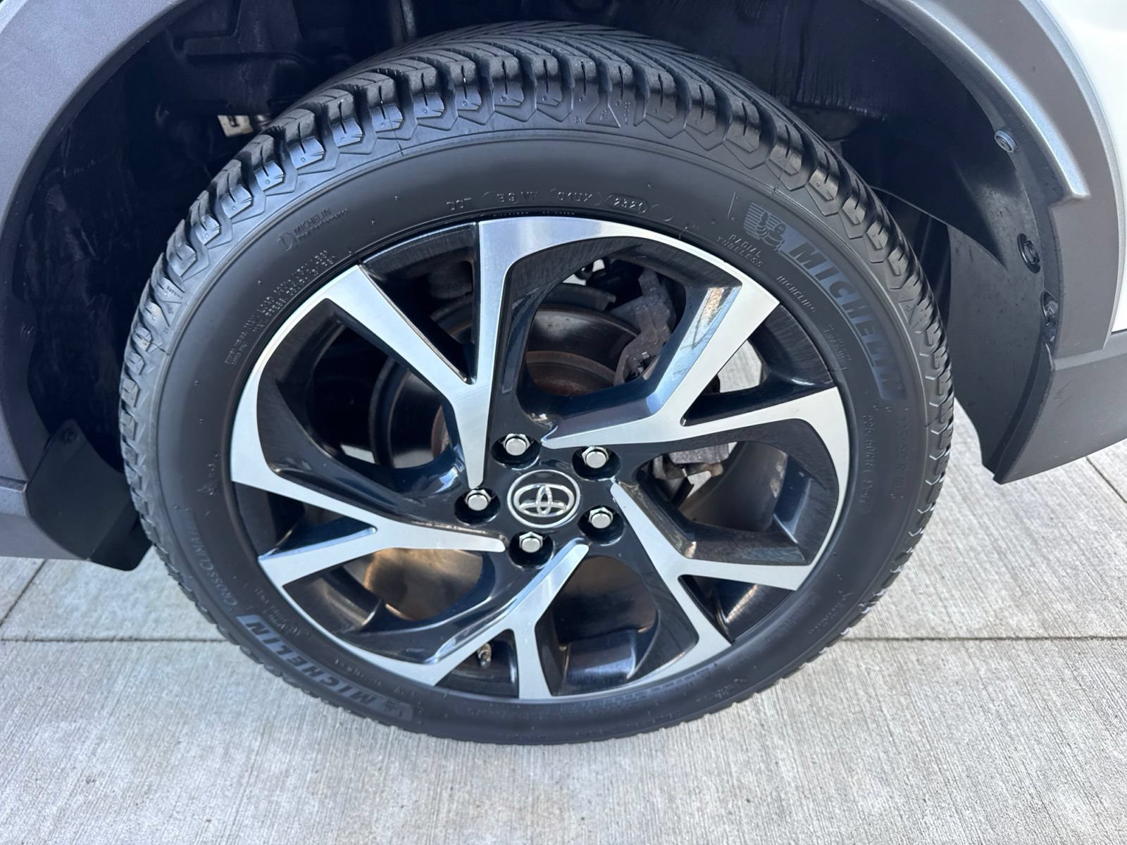 Used 2018 Toyota C-HR XLE FWD image 17