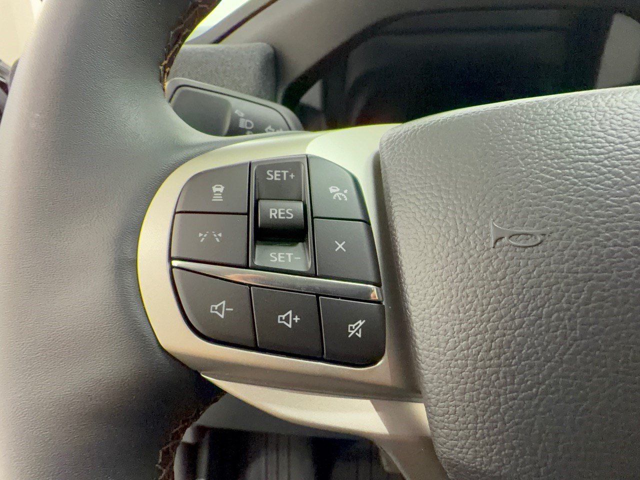 Certified 2025 Ford Explorer Active RWD image 18