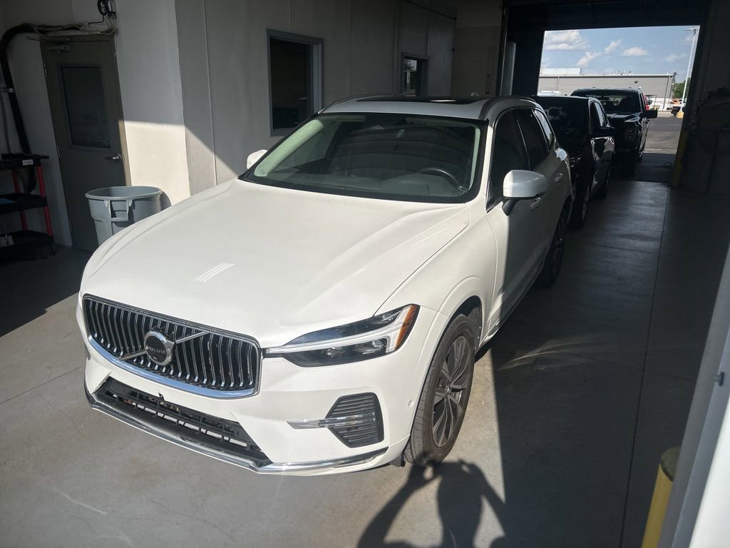 Used 2023 Volvo XC60 B5 Plus AWD/4WD image 2