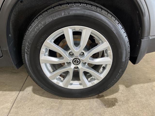 Used 2018 Nissan Rogue SV w/ Sun & Sound Touring Package image 13