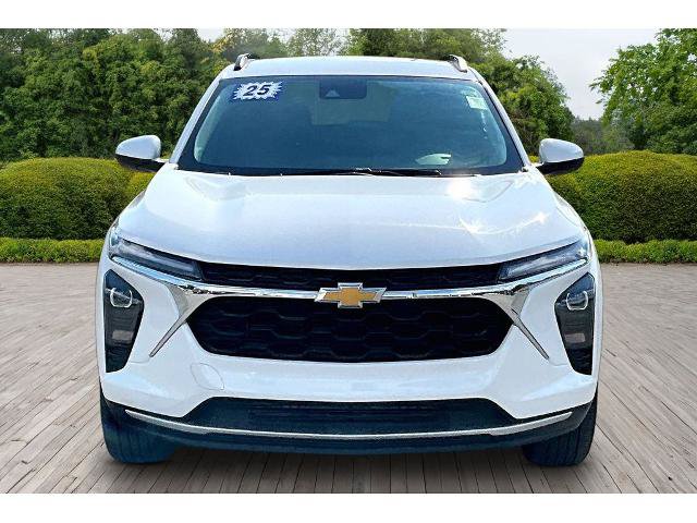 Used 2025 Chevrolet Trax LT w/ LT Convenience Package FWD image 2