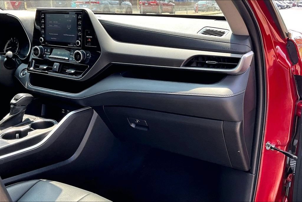 Used 2022 Toyota Highlander XLE FWD image 15