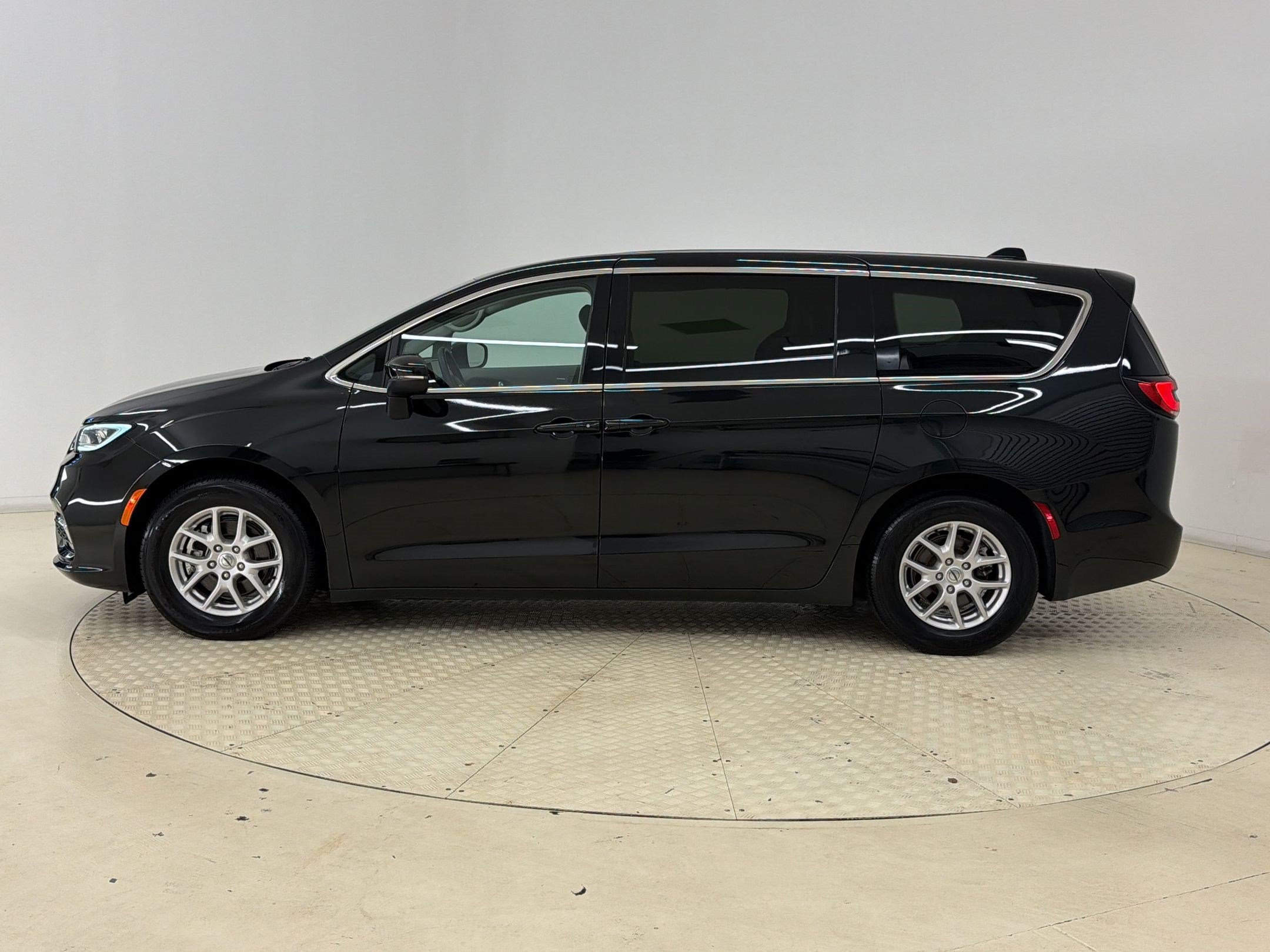 Used 2023 Chrysler Pacifica Touring-L FWD image 2