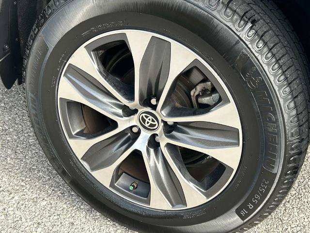 Used 2022 Toyota Highlander XLE AWD/4WD image 11